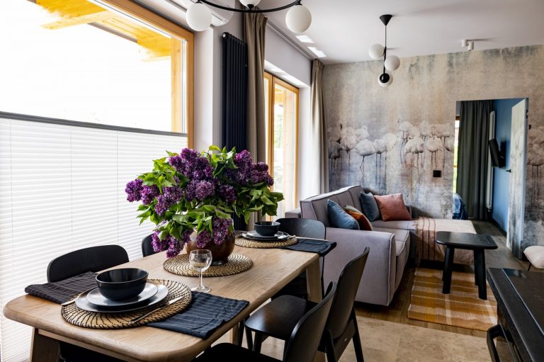 Wydzielanie stref w kawalerce – jak zmieścić sypialnię, biuro i salon na 30 metrach?